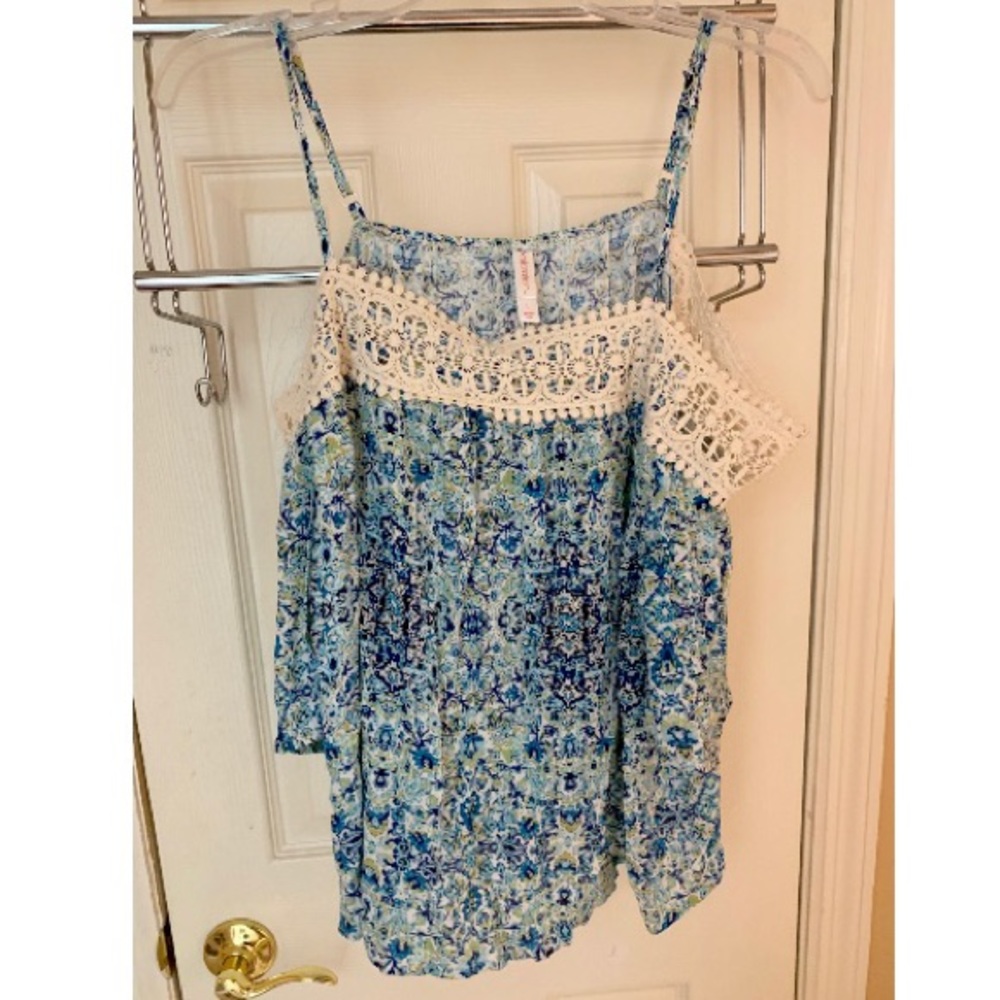 Women’s floral cold shoulder top